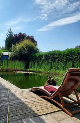 Traumhaftes Einfamilienhaus mit Schwimmteich in idillischer Ortsrandlage. Gästehaus und Sauna.