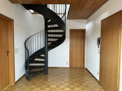 Schöne 3,5-Zimmer Maisonettewohnung zur Miete
mit Einbauküche, Balkon und Einzelgarage