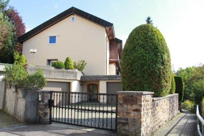 Hochwertiges 2 Familienhaus mit 2 Garagen und Garten in traumhafter Aussichtslage
