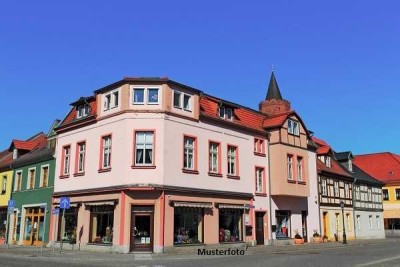 Einfamilienhaus, Werkstatt- und Lagergebäude, 3 Stellplätze