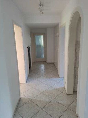 Schöne 3 Zimmer Wohnung mit  Garten und Garage