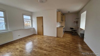 Perfekte kleine 2-Zimmer-Wohnung mit EINBAUKÜCHE in Kirchberg/Sachsen zu vermieten!