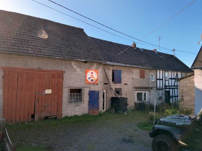 Einfamilienhaus mit landwirtschaftlichen Nebengebäuden und zusätzlichem Apartement