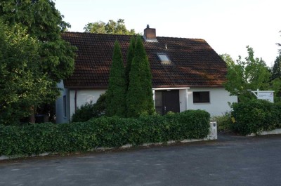 Einfamilienhaus mit solider Bausubstanz bietet einen Neustart in begehrter Lage in Adendorf
