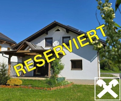 Geräumiges Zweifamilienhaus mit zwei Garagen und großem Garten