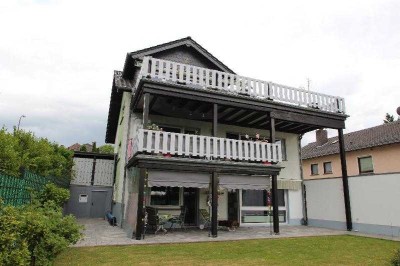 Modernisierte Eigentumswohnung 3 Zimmer mit großer Terrasse im Souterrain Garten Garage Pool Garten