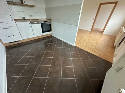 3. OG mit Lift - EBK   Balkon --  Laminat u.v.m.