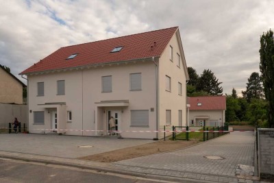 Von privat: Doppelhaushälfte in Schwalbach am Taunus - fertiggestellt in 2022