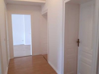 Helle, schöne Altbau Wohnung mit großem Balkon. Nahe Mainuferpromenade