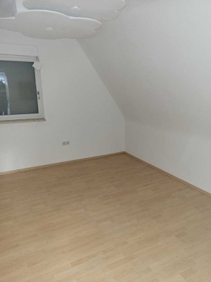 Attraktive 3-Zimmer-Wohnung mit Einbauküche in Johannesberg / Bei Interesse anrufen : 017624334177