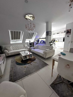 Stilvolle 3-Raum-Penthouse-Wohnung mit lux. Innenausstattung mit Balkon und EBK in Kleinostheim