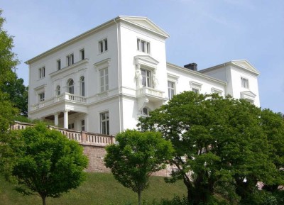 Die Beletage der Weißen Villa in Gelnhausen — außergewöhnliche Eigentumswohnung mit Parkanteil un...