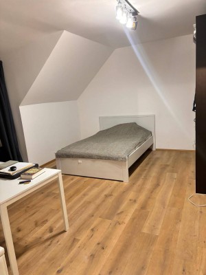 Voll möblierte Dachwohnung mit Einbauküche mit Ausblick ins Grüne - ideal für Studenten oder Pärchen