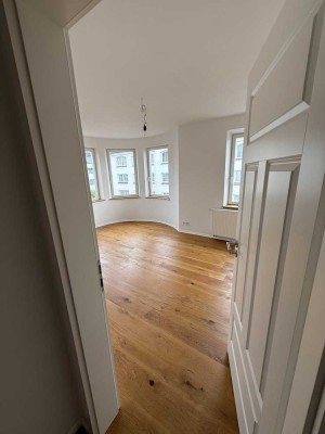 Sanierte 2-Zimmer-Wohnung mit hochwertiger Einbauküche und stilvollem Echtholzboden