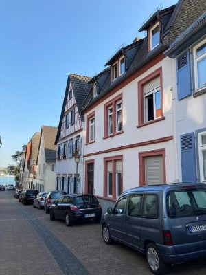 Geräumige 2,5 Zimmer Dachgeschosswohnung zur Miete in Niederwalluf