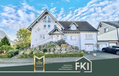 **Modernisiertes Zweifamilienhaus mit traumhaftem Weitblick und zwei Garagen in Derschen**