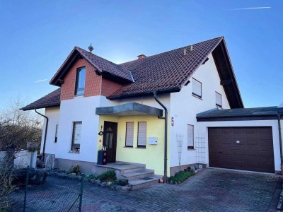 EFH mit ELW, unterkellerte Garage, Terrasse, Balkon, Kachelofen, Stellplatz in Feldrandlage