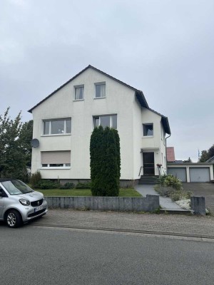 Großzügige renovierte Altbau 3 Zimmer Wohnung mit Balkon