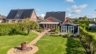Gartenidyll trifft Wohnkomfort – Saniertes Einfamilienhaus mit Kamin in Weener-Möhlenwarf