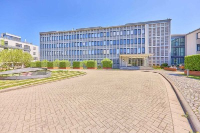 Eleganz & Wohnkomfort: Lichtdurchflutete Wohnung mit Balkonterrasse im historischen Stabsgebäude