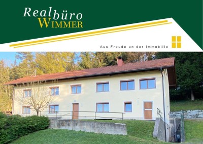 Großes Wohnhaus in kleiner Siedlung am Waldrand + landwirtschaftliche Fläche