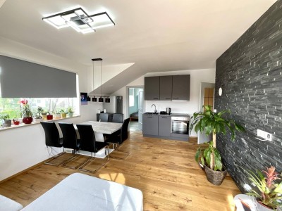 PREISREDUKTION! 2-Zi.-DG-Wohnung mit Balkon und Parkplatz