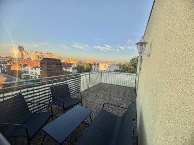 Renovierte Penthouse-Wohnung mit großer Dachterrasse 1min von der S-Bahn Station Ledermuseum und EBK