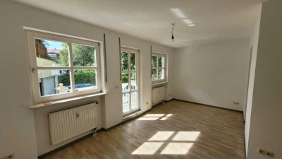 In Dachau: Gepflegte Hochparterre-Wohnung mit zweieinhalb Zimmern und Balkon