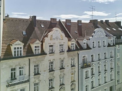 EINZIGARTIGE GELEGENHEIT IM BESTEN LEHEL – DG-Wohnung im Stil-Altbau zur individuellen Gestaltung