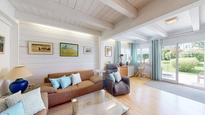 Sonniges Eckgrundstück mit Pool und Keller