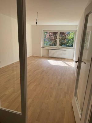 Geschmackvolle, sanierte 3-Zimmer-Wohnung mit geh. Innenausstattung mit Balkon in München Hadern