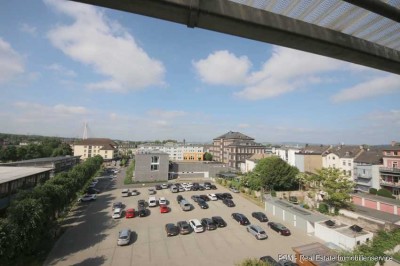 Erstbezug nach Renovierung. Schicke 4-Zimmer-Wohnung mit großem Balkon in zentraler Lage