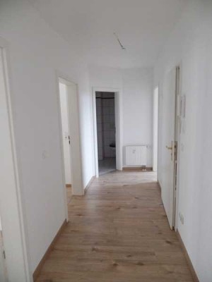 Helle 3-Raum-Wohnung mit Laminat