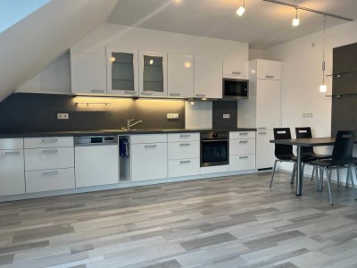 Moderne Dachgeschosswohnung mit Balkon, Aufzug und Garage – sofort bezugsfrei!