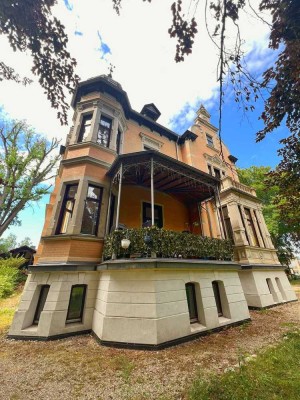 Stilvoll Wohnen in beeindruckender Villa mit EBK und SP