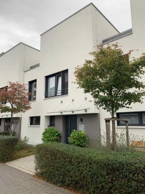 Stadthaus (außergewöhnliches Reihenhaus) mit großzügiger Dachterrasse (Baujahr 2013), von privat