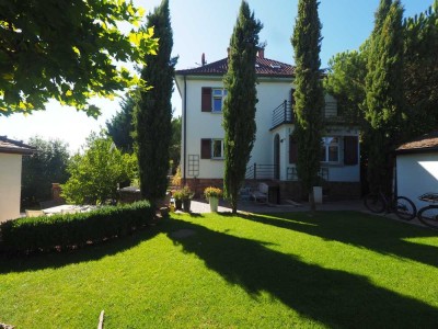 STILVOLLE STADTVILLA MIT MEDITERRANEM GARTEN UND TEEHAUS