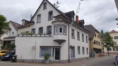 Wohn-/Geschäftshaus mit Büro & 2 Wohnungen