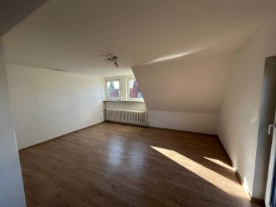 Freundliche 3-Zimmer-Dachgeschosswohnung mit Balkon und Einbauküche in Nienburg (Weser)