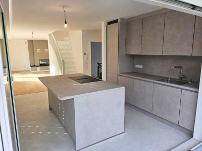 Erstbezug nach Kernsanierung mit Einbauküche und Balkon: exklusive 6-Zimmer-Wohnung in Bornheim