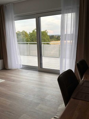 Neuwertige 3-Zimmer-Wohnung mit Balkon und Einbauküche in Leinburg