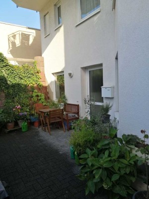 Schöne Souterrainwohnung für Einzelperson mit privater Terrasse