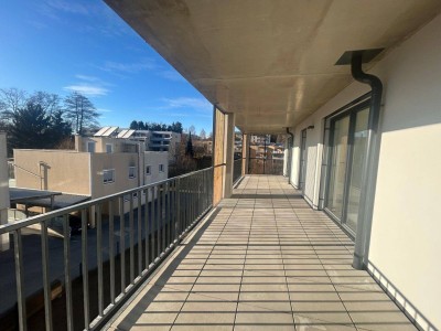 Helle 4 Zimmerwohnung mit sehr großer überdachter Terrasse.