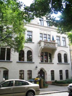 Schöne 2-Zi.-DG-WE mit Parkett, gr. Wohnküche, Wanne und Dusche in der südlichen Innenstadt