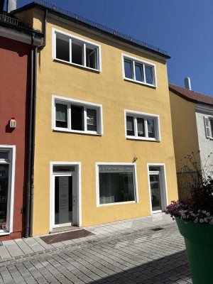Schöne und vollständig renovierte 2-Zimmer-Dachgeschosswohnung mit Balkon in Schwandorf
