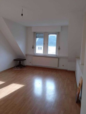 Zentrale, renovierte DG-Wohnung in stilvollem Altbau