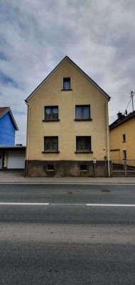 Solide Kapitalanlage mit Ausbaupotenzial – vermietetes Einfamilienhaus mit großer Scheun, Grundstück
