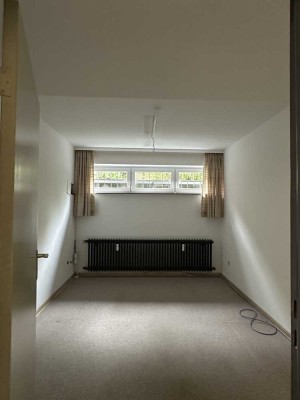Einzelzimmer im Untergeschoss in Top Lage von S-Vaihingen (Bad und Küche wird mit WG aus EG geteilt)