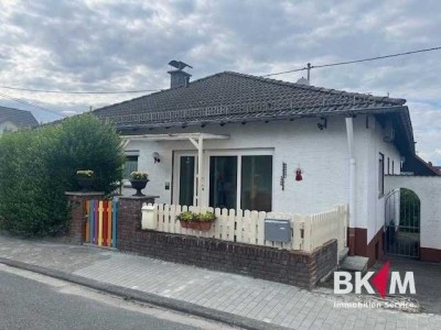 Großzügiger Walmdachbungalow mit Garten und Garage