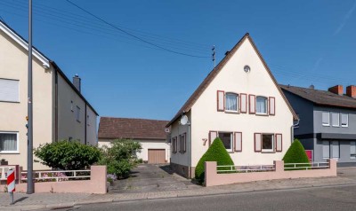 Zweifamilienhaus mit Anbau, Garten, Garage und Hof